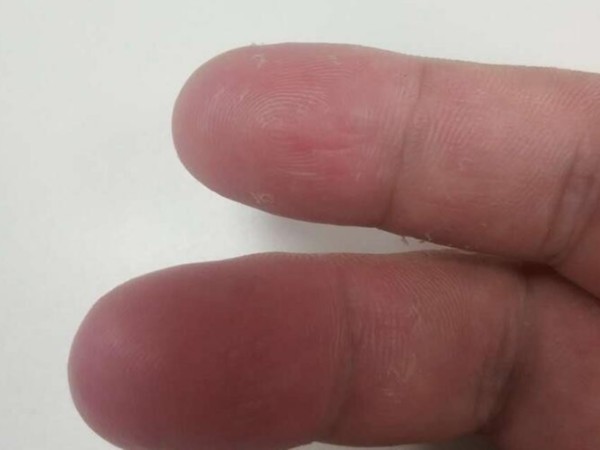 按了十多次指紋，終于打開了門，該換智能鎖了啊